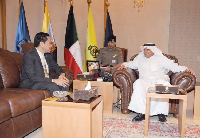  الشيخ خالد الجراح مستقبلا السفير الماليزي احمد روزبان 