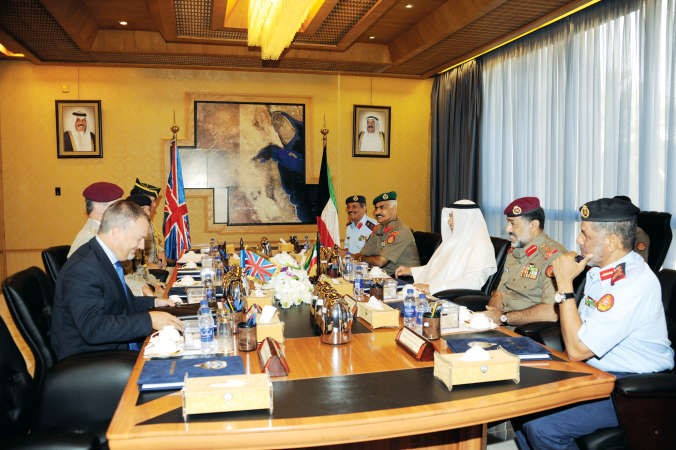 الشيخ خالد الجراح خلال لقائه مستشار وزير الدفاع البريطاني