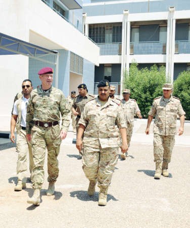 الفريق توماس بيكيت خلال جولته في قاعدة محمد الاحمد البحرية