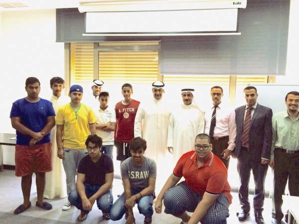 ناصر عبدالعزيز الهاجري متوسطا مجموعة من الشباب المشاركين في البرنامج