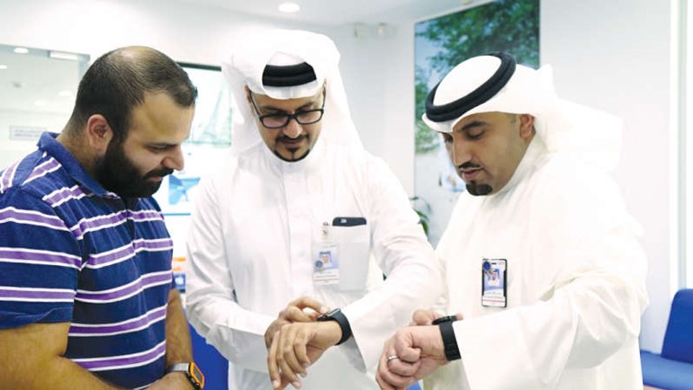 محمد العثمان وسلمان الرشيد اثناء تجربة تطبيق الوطني المصرفي على ساعتي ابل واندرويد ﻿