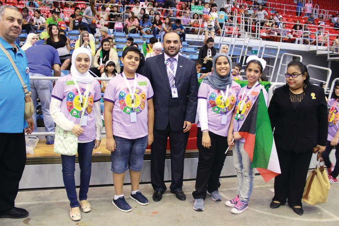 الفائزون مع رئيس الوفد طارق الشراح﻿