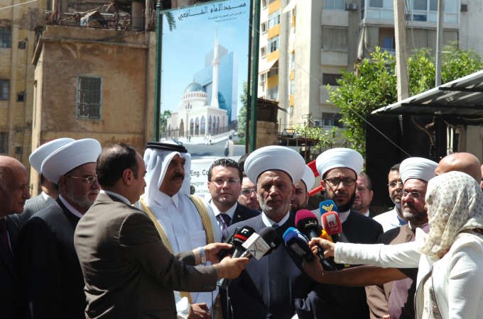 بدء بناء مسجد الامام الشافعي في الصنائع بتبرع من امير قطر الوالد الشيخ حمد بن خليفة ال ثاني بحضورمفتي لبنان الشيخ عبد اللطيف دريان والسفير القطري
في لبنان علي بن حمد المري محمود الطويل

