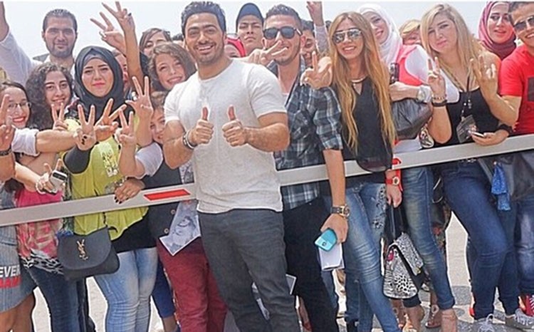 بالصور.. تامر حسني في لوك جديد يظهر اصغر بسنوات 