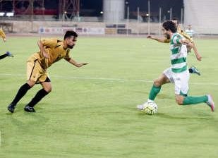 مهاجم العربي فراس الخطيب يحاول المرور من مدافع برقان