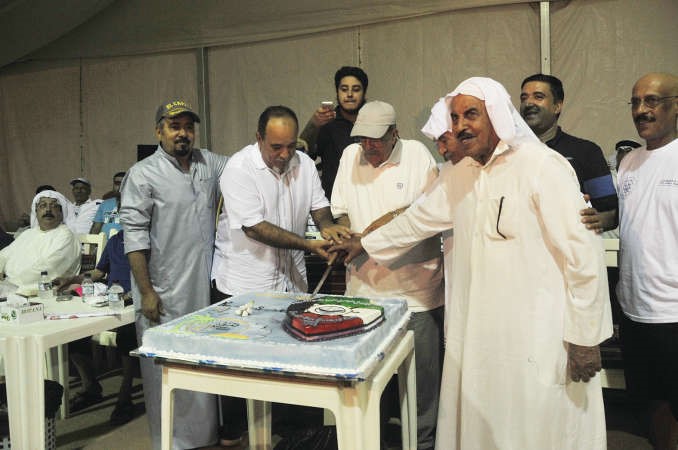 اللواء فهد الفهد والنوخذة خليفة الراشد يقطعان قالب حلوى خلال الحفل محمد هاشم
