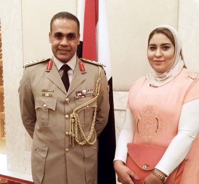 الملحق العسكري بالسفارة المصرية العميد حاتم عاشور مع الزميلة الاء خليفة﻿