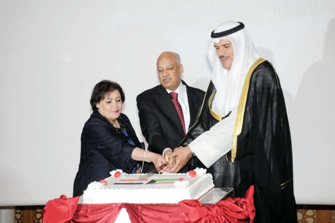 الشيخ سلمان الحمود يشارك السفير المصري وحرمه في قطع كيكة الاحتفال﻿