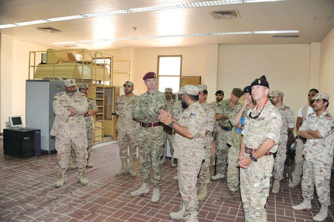  مستشار وزير الدفاع البريطاني لشؤون الشرق الاوسط الفريق توماس بيكيت خلال الزيارة ﻿