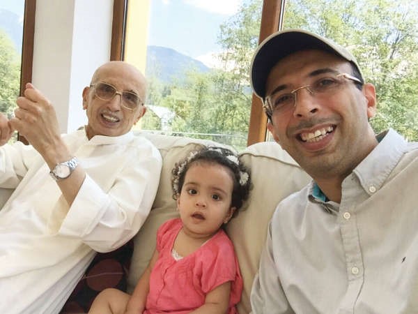محمد طاهر البغلي مع ابنه رياض وحفيدته بمنزله بكيا في رومانيا قبل الاختفاء بيوم﻿