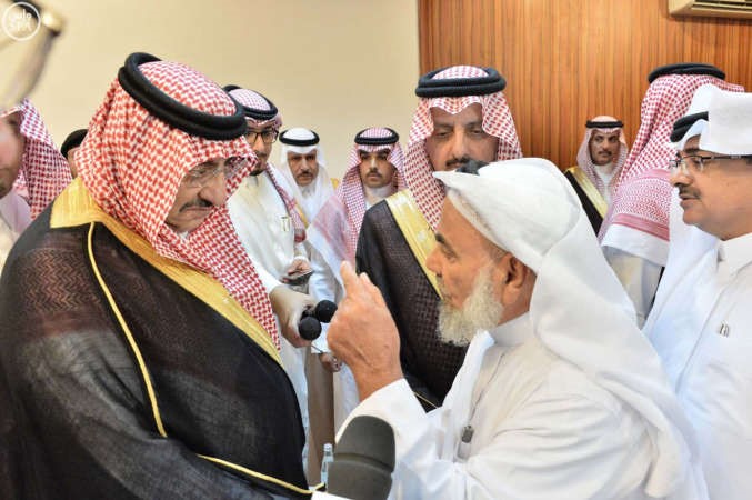 نائب خادم الحرمين صاحب السمو الملكي الامير محمد بن نايف بن عبدالعزيز مستقبلا ذوي شهداء تفجير مسجد الطوارئ 	واس﻿