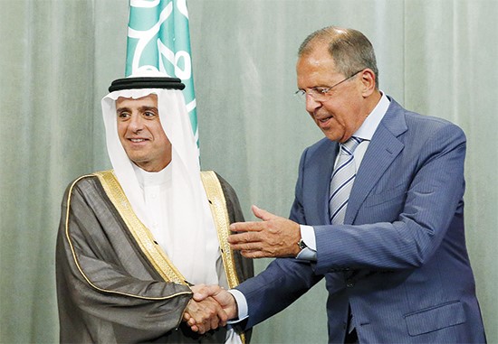 وزير الخارجية السعودية عادل الجبير مصافحا نظيره الروسي سيرغي لافروف في موسكو رويترز