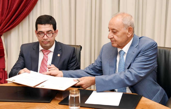 رئيس البرلمان اللبناني نبيه بري خلال توقيع بروتوكول تعاون مع نظيره الباراغوياني هوغو اداليبرتو محمود الطويل 