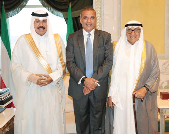 سمو نائب الامير الشيخ نواف الاحمد مستقبلا السفير عيسى العيسى ومازن عيسى العيسى﻿