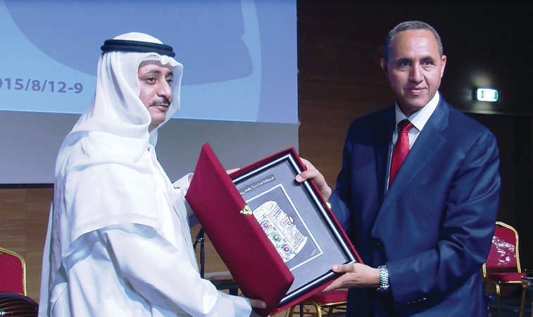  وزير الثقافة الجزائري عزالدين ميهوبي والامين العام المساعد لقطاع الثقافة والفنون بالمجلس الوطني للثقافة والفنون والاداب دبدر الدويش يتبادلان الدروع﻿