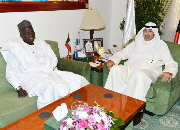 الشيخ فواز الخالد مستقبلا السفير هارونا غاربا﻿