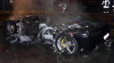 صورة: شاب ثري يحرق "فيراري" فاخرة ليشتري أحدث منها في سويسرا
