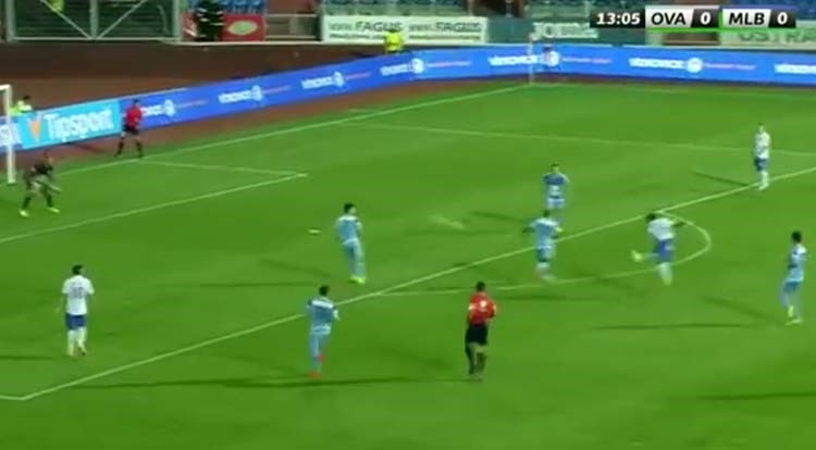 بالفيديو.. لاعب فرنسي يسجل هدف بطريقة جميلة