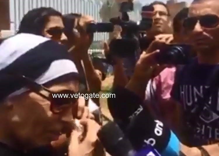 بالفيديو والصور.. انهيار وبكاء الفنانين اثناء تشييع جنازة نور الشريف بحضور آلاف المعزين