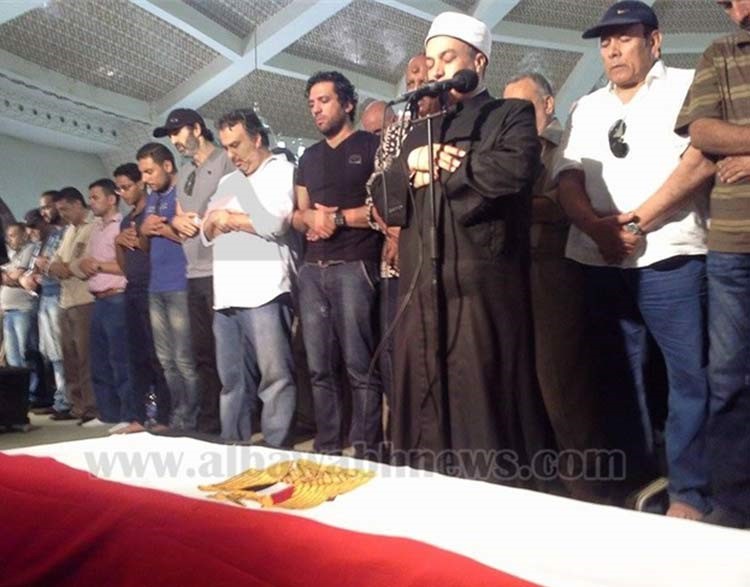 بالفيديو والصور.. انهيار وبكاء الفنانين اثناء تشييع جنازة نور الشريف بحضور آلاف المعزين
