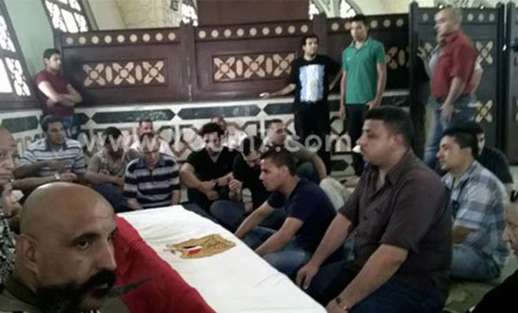 بالفيديو والصور.. انهيار وبكاء الفنانين اثناء تشييع جنازة نور الشريف بحضور آلاف المعزين