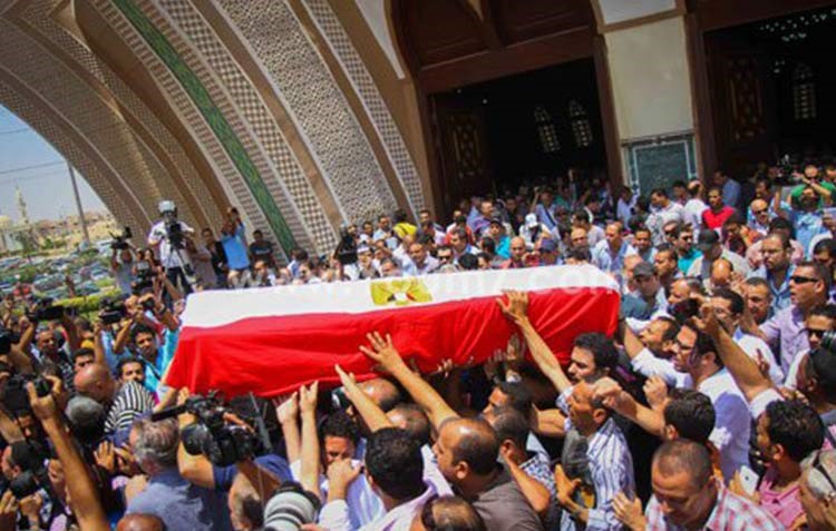 بالفيديو والصور.. انهيار وبكاء الفنانين اثناء تشييع جنازة نور الشريف بحضور آلاف المعزين