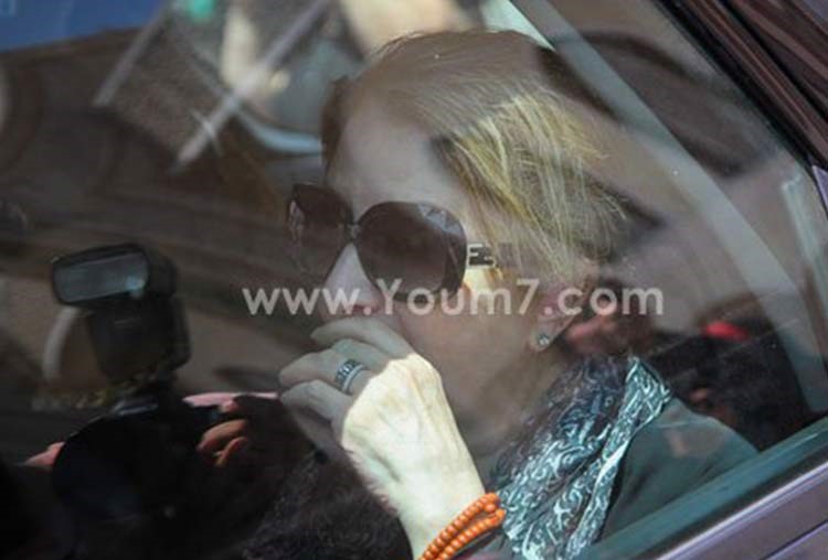 بالفيديو والصور.. انهيار وبكاء الفنانين اثناء تشييع جنازة نور الشريف بحضور آلاف المعزين