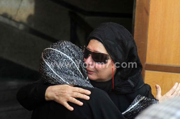 بالفيديو والصور.. انهيار وبكاء الفنانين اثناء تشييع جنازة نور الشريف بحضور آلاف المعزين