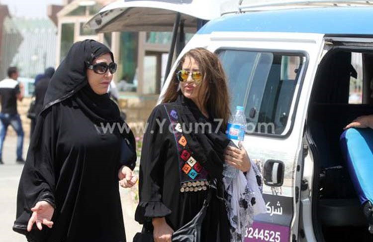 بالفيديو والصور.. انهيار وبكاء الفنانين اثناء تشييع جنازة نور الشريف بحضور آلاف المعزين