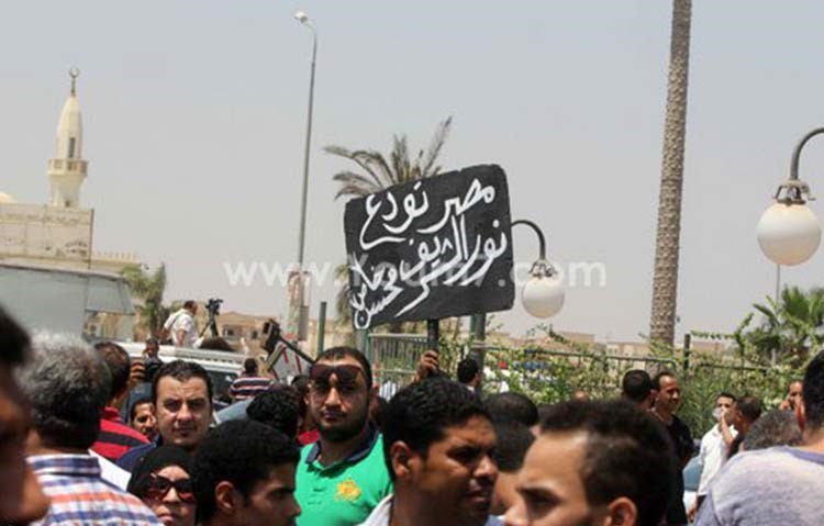 بالفيديو والصور.. انهيار وبكاء الفنانين اثناء تشييع جنازة نور الشريف بحضور آلاف المعزين