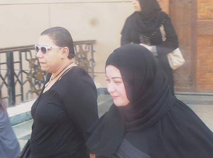 مي نور الشريف في جنازة والدها