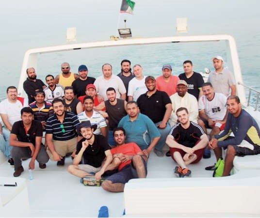 بعض الموظفين المشاركين في الرحلة