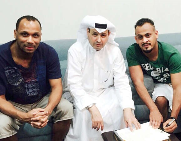عبدالرحمن باني يوقع على عقد انضمامه بحضور رفاعي الديحاني وجمال مبارك﻿