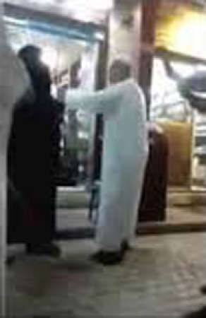 بالفيديو.. حقيقة الرجل الذي ضرب امرأة علناً في أسواق المباركية