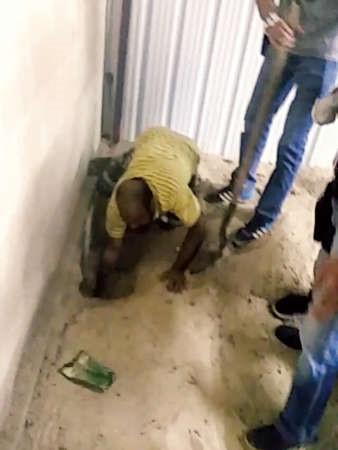 رجال المباحث يستخرجون الاسلحة المخباة في جاخور كبد