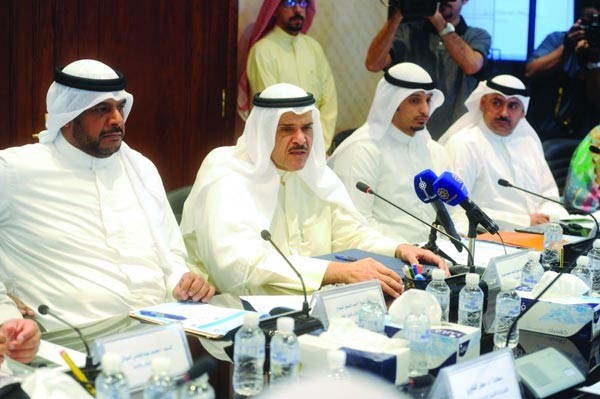 الشيخ سلمان الحمود متحدثا خلال الاجتماع ويبدو الشيخ احمد المنصور وعبدالرحمن المطيري وعبدالحميد ملك