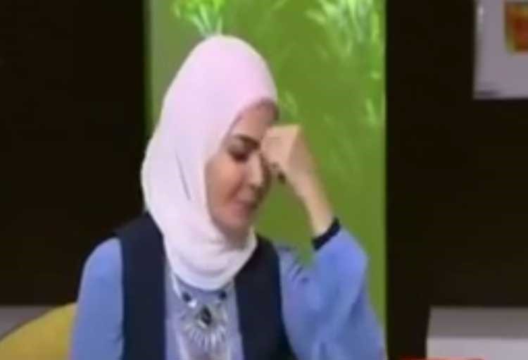 بالفيديو.. انهيار منى عبد الغني لحظة سماعها خبر وفاة نور الشريف