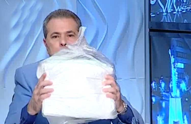 بالفيديو.. توفيق عكاشة يحمل كفنه على الهواء.. من أجل الحق ومصر!