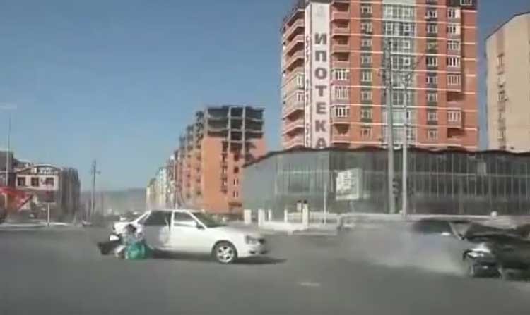 بالفيديو.. تصادم قوي يطيح بفتاة حسناء من داخل سيارة