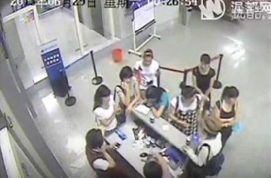 بالفيديو.. مشاجرة عنيفة بين موظفة استقبال ومجموعة عملاء