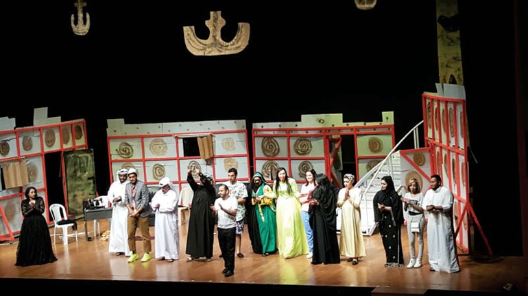 ابطال المسرحية بعد نهاية العرض