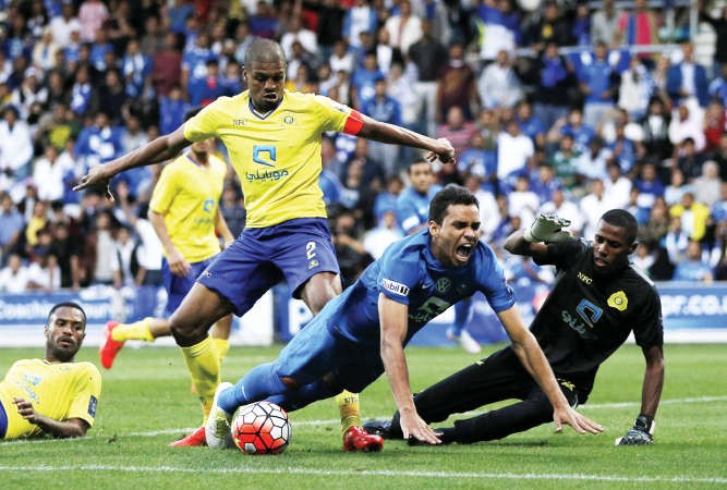 محترف الهلال ادواردو يتعرض للعرقلة من مدافع النصر محمد حسين 