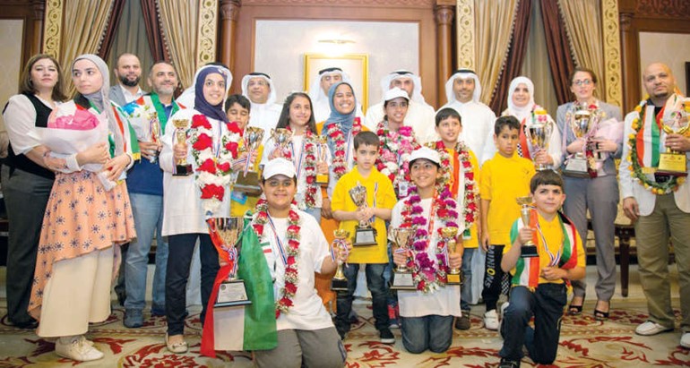 د هيثم الاثري ود عمر البناي يتوسطان الطلبة	 ﻿