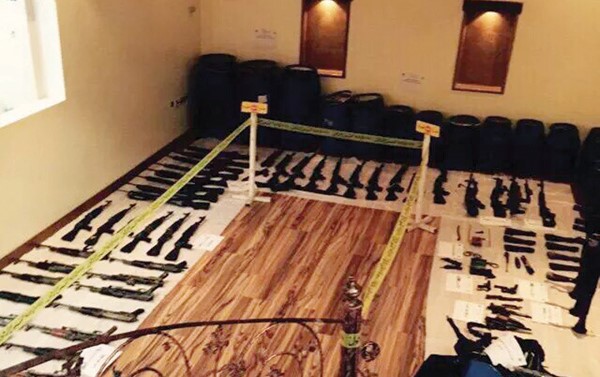 صورة متداولة لجزء بسيط من الاسلحة والمتفجرات التي ضبطت في المزرعة ووصفت بانها ضخمة وكبيرة جدا