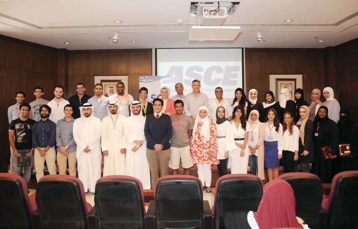 د انوار الابراهيم تتوسط اعضاء الجمعية الاميركية للمهندسين المدنيين واعضاء البرنامج الانشائي والطلبة مجتازي الدورة﻿