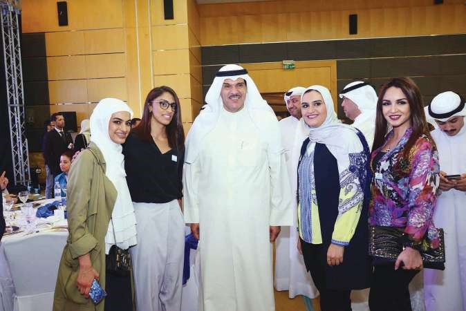 الشيخ سلمان الحمود مع بعض المشاركات