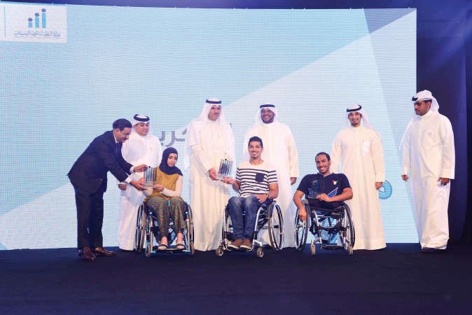 الشيخ سلمان الحمود مكرما عددا من الشباب