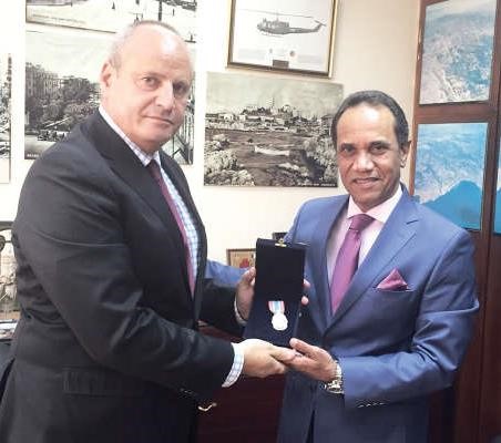 منح العقيد فهد سلطان السالم وسام الواجب الوطني