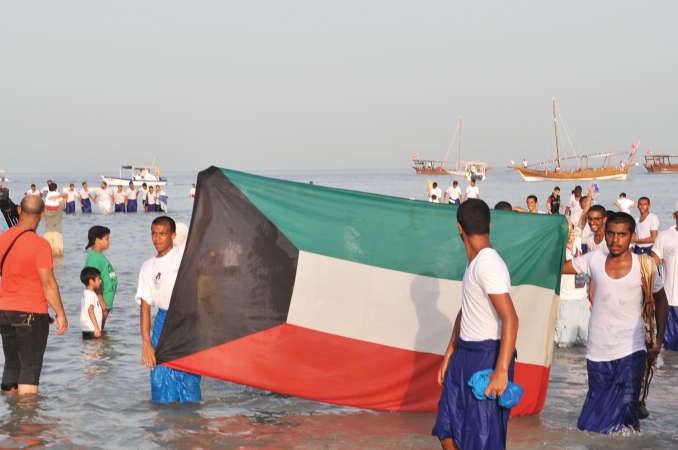 الشباب يرفعون علم الكويت