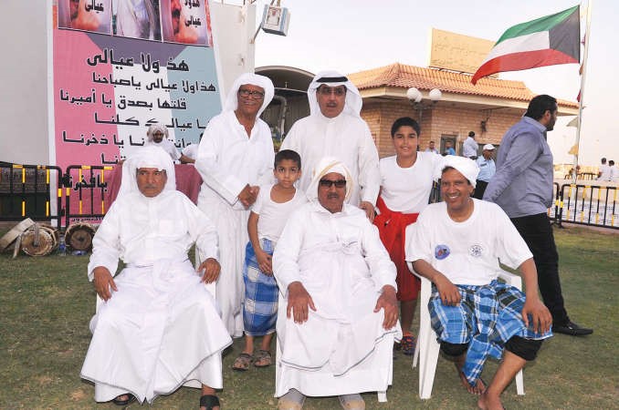 النوخذة خليفة الراشد ونائب رئيس التحرير الزميل عدنان الراشد وثامر السيار والنوخذة عبدالرحمن المناعي ومحمد بن حسين 